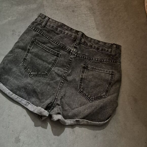 🎁3/$30🎁 Distressed Faded Grey Black Denim Shorts Sz Md [6] - Picture 7 of 8